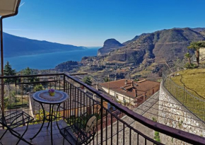 Casa Palanca Lake view apartment by Gardadomusmea Tremosine